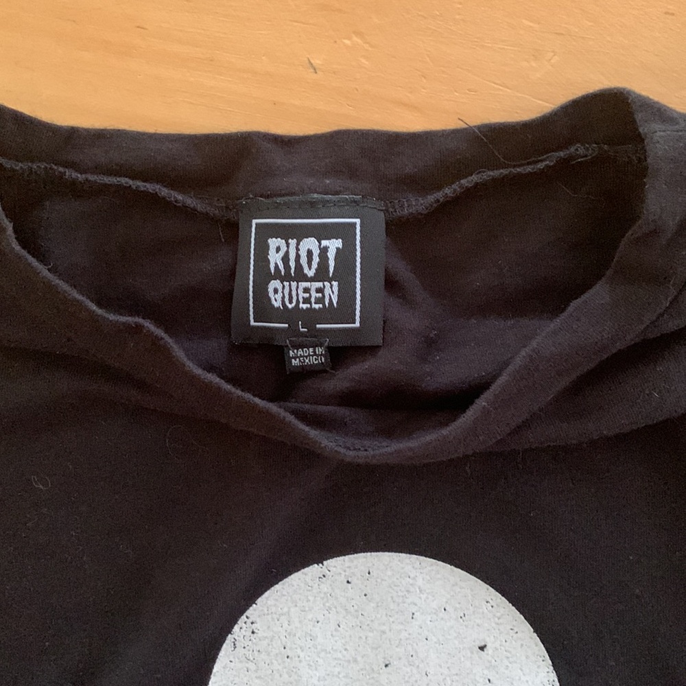 Riot Queen "Aliens Exist" Cropped Shirt - Picture 4 of 8
